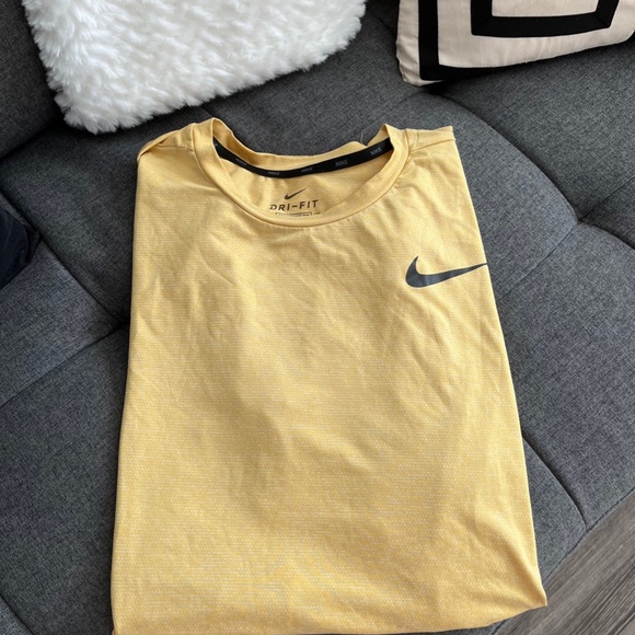 Mens Nike Shirt Like New - Picture 3 of 3